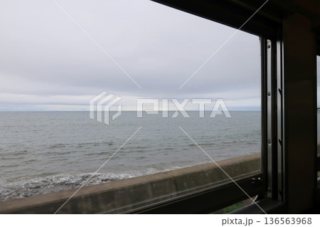 JR北海道函館本線　山崎駅から山越駅までの普通列車車窓風景(2023年夏雨) 136563968