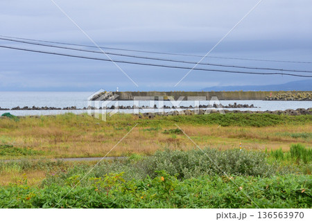 JR北海道函館本線 山崎駅から山越駅までの普通列車車窓風景(2023年夏雨) JR北海道函館本線 山崎駅から山越駅までの普通列車車窓風景(2023年夏雨) 136563970