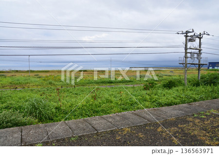 JR北海道函館本線 山崎駅から山越駅までの普通列車車窓風景(2023年夏雨) JR北海道函館本線 山崎駅から山越駅までの普通列車車窓風景(2023年夏雨) 136563971