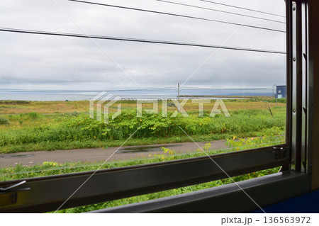 JR北海道函館本線 山崎駅から山越駅までの普通列車車窓風景(2023年夏雨) JR北海道函館本線 山崎駅から山越駅までの普通列車車窓風景(2023年夏雨) 136563972
