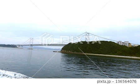 鳴門の渦潮と大鳴門橋　鳴門の渦潮　渦潮観光 136564076