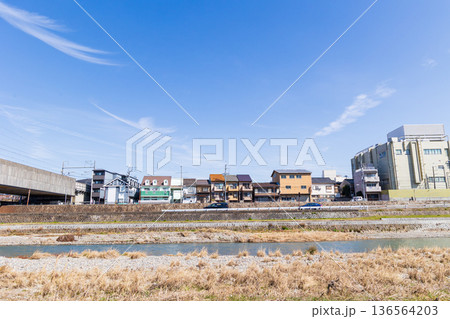 鴨川と京都のローカルな町並み 136564203