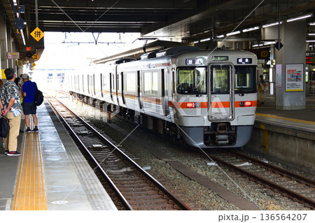JR東海東海道本線 豊橋駅の風景 JR東海東海道本線 豊橋駅の風景 136564207