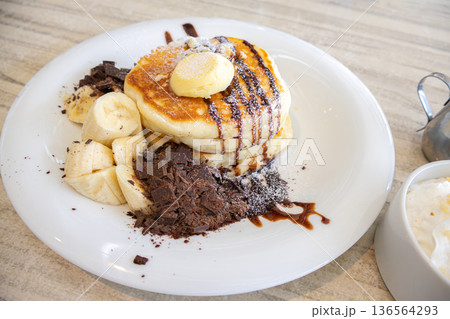 パンケーキとフルーツ 生クリームのスイーツプレート パンケーキとフルーツ 生クリームのスイーツプレート 136564293
