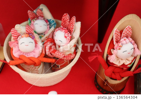 かわいい雛飾り 136564304