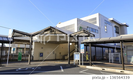 JR内房線の浜野駅、東口から見た駅舎 JR内房線の浜野駅、東口から見た駅舎 136564339