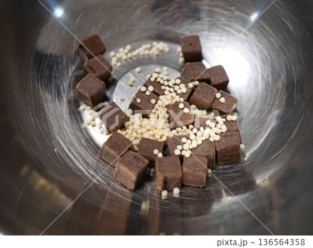 パフ入りチョコレートの湯煎 136564358