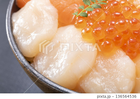 新鮮で美味しい刺身盛り合わせ 136564536