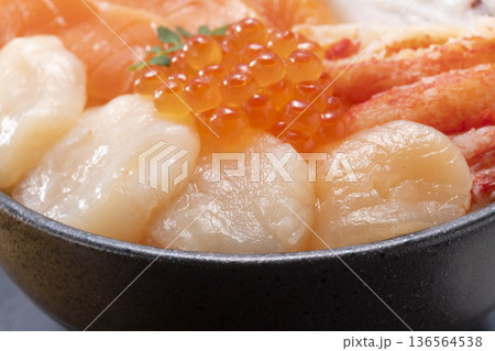 新鮮で美味しい刺身盛り合わせ 新鮮で美味しい刺身盛り合わせ 136564538