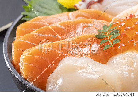 新鮮で美味しい刺身盛り合わせ 136564541