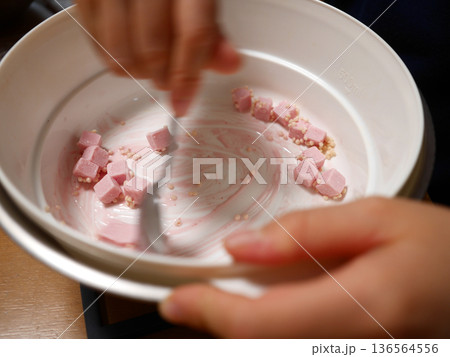 パフ入りイチゴチョコレートの湯煎 パフ入りイチゴチョコレートの湯煎 136564556