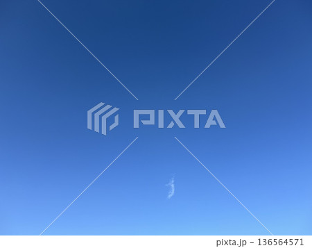 晴れた青空に小さく浮かぶ白い雲/The sky 136564571