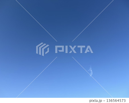 晴れた青空に小さく浮かぶ白い雲/The sky 晴れた青空に小さく浮かぶ白い雲/The sky 136564573