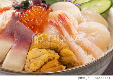新鮮な魚介がたくさん盛り付けた海鮮丼 新鮮な魚介がたくさん盛り付けた海鮮丼 136564574