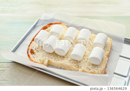 食パンに乗せたマシュマロ 136564629