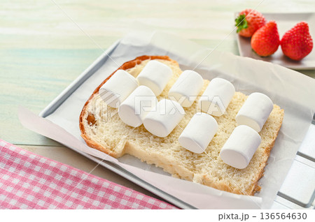 食パンに乗せたマシュマロ 136564630