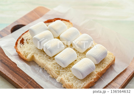 焼き色がついたトーストに乗せたマシュマロ 136564632