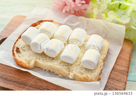 焼き色がついたトーストに乗せたマシュマロ 焼き色がついたトーストに乗せたマシュマロ 136564633