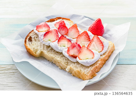 マシュマロいちごトースト 136564635