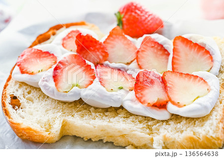 マシュマロいちごトースト 136564638