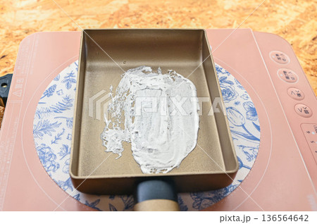 温めたフライパンでマシュマロを溶かす 136564642