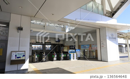 JR京葉線の幕張豊砂駅駅舎と出入口 JR京葉線の幕張豊砂駅駅舎と出入口 136564648