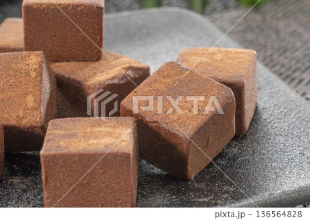 香りが良く柔らかくて濃厚なチョコレート 136564828