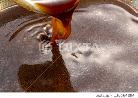 日本の美味しいラーメンスープ 136564894