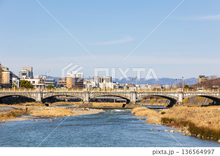 鴨川から見た七条大橋 鴨川から見た七条大橋 136564997
