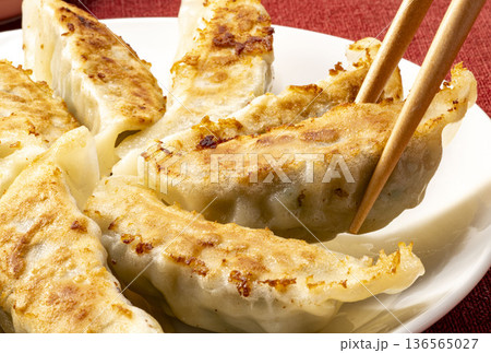 焼きたての美味しい餃子 焼きたての美味しい餃子 136565027