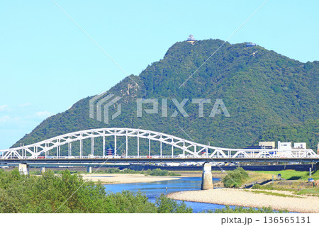 岐阜県岐阜市、忠節橋と金華山の風景 岐阜県岐阜市、忠節橋と金華山の風景 136565131