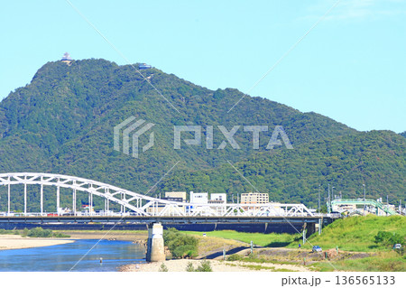 岐阜県岐阜市、忠節橋と金華山の風景 岐阜県岐阜市、忠節橋と金華山の風景 136565133