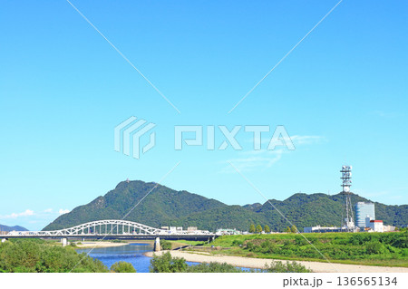 岐阜県岐阜市、忠節橋と金華山の風景 岐阜県岐阜市、忠節橋と金華山の風景 136565134
