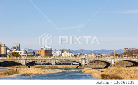 鴨川から見た七条大橋 136565139