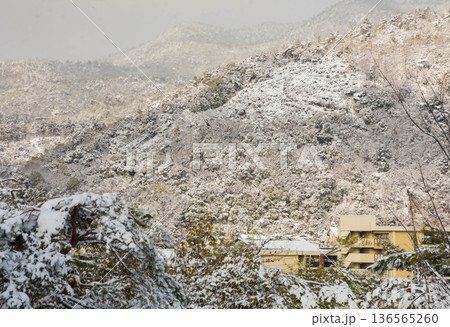 京都の冬景色　左大文字の雪景色 136565260