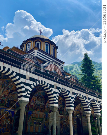 ブルガリア・リラ修道院の美しい回廊と壁画 世界遺産 136565331