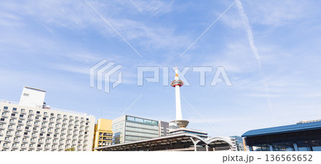 京都駅周辺の都市風景（ナンバー、ロゴ、人物編集済み） 136565652