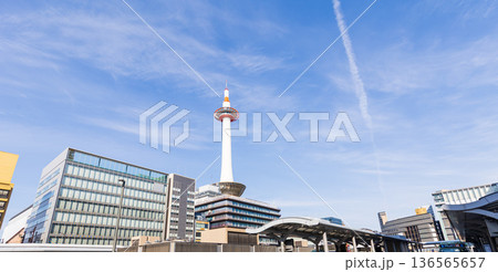京都駅周辺の都市風景（ナンバー、ロゴ、人物編集済み） 136565657