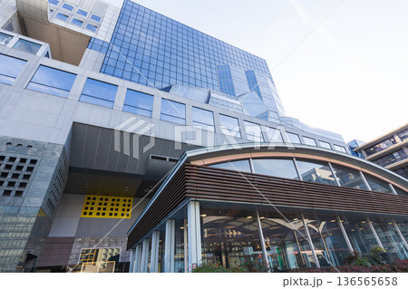 京都駅周辺の都市風景（ナンバー、ロゴ、人物編集済み） 136565658