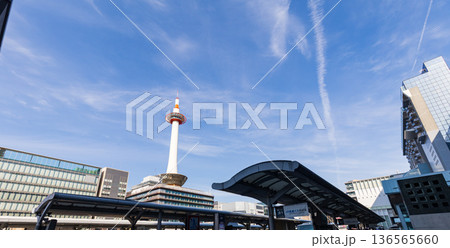 京都駅周辺の都市風景(ナンバー、ロゴ、人物編集済み) 京都駅周辺の都市風景(ナンバー、ロゴ、人物編集済み) 136565660