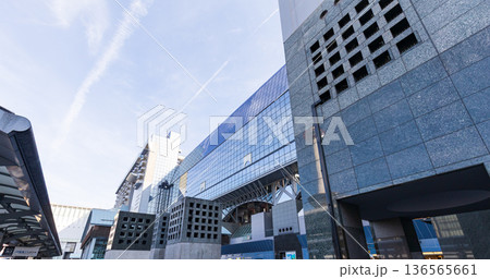 京都駅周辺の都市風景(ナンバー、ロゴ、人物編集済み) 京都駅周辺の都市風景(ナンバー、ロゴ、人物編集済み) 136565661