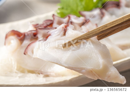 新鮮で美味しいタコの刺身の盛り合わせ 新鮮で美味しいタコの刺身の盛り合わせ 136565672