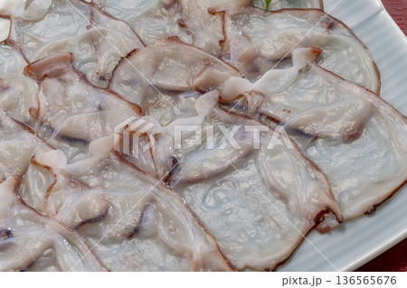 新鮮で美味しいタコの刺身の盛り合わせ 新鮮で美味しいタコの刺身の盛り合わせ 136565676