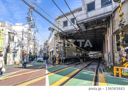 東京都世田谷区の都市風景　下高井戸駅 136565683