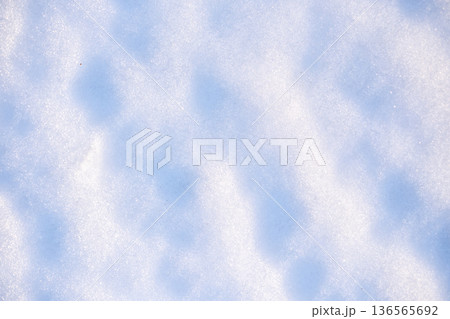 デコボコとした雪模様 136565692