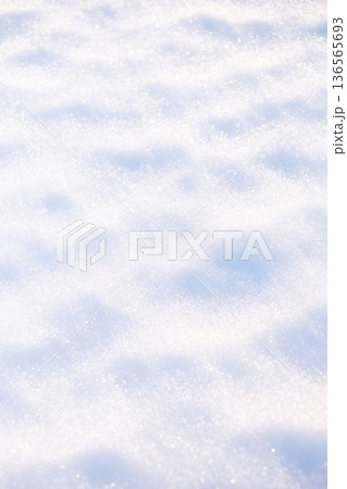 デコボコとした雪模様 136565693