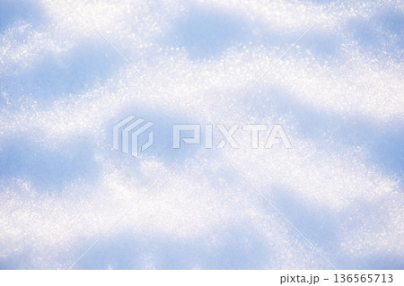 デコボコとした雪模様 136565713