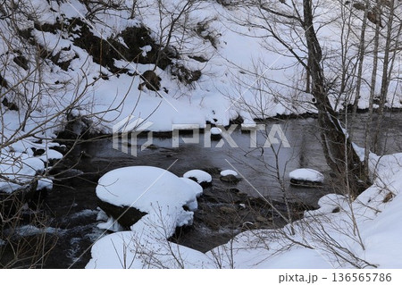 雪 川 鬼無里 冬 雪 川 鬼無里 冬 136565786