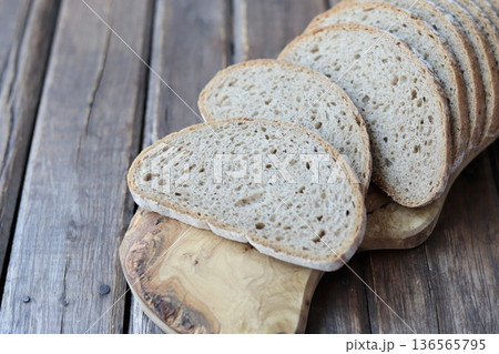 薄くスライスしたベルリーナラントブロート ドイツのライ麦パン 薄くスライスしたベルリーナラントブロート ドイツのライ麦パン 136565795