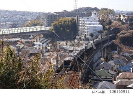 牛頭山の直下を走る根岸線電車（神奈川県横浜市磯子区杉田5丁目） 136565952